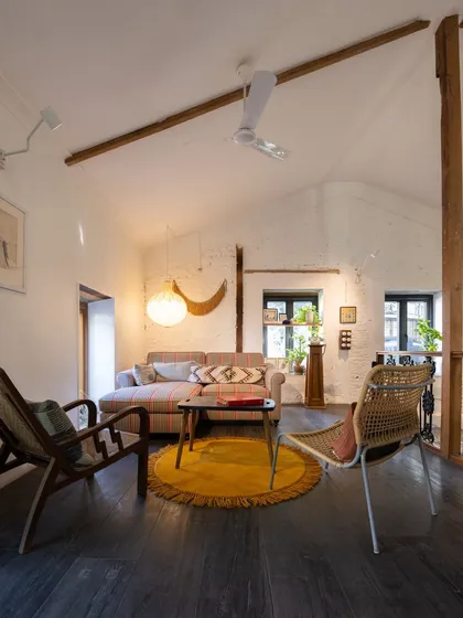 The main lounge area in our studio is where we gather as a team. The vaulted ceiling with exposed beams, whitewashed brick walls, and cozy furniture create a space that feels open and collaborative. It’s where our ideas, doubts, and dreams come to life.