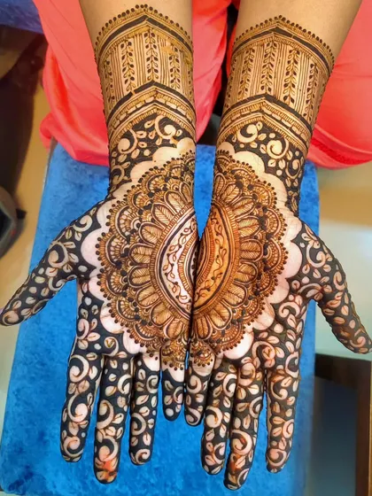 A classic for a reason. This bold, symmetrical mandala design is perfect for festivals like Diwali or Karwa Chauth, giving you a gorgeous and traditional look.