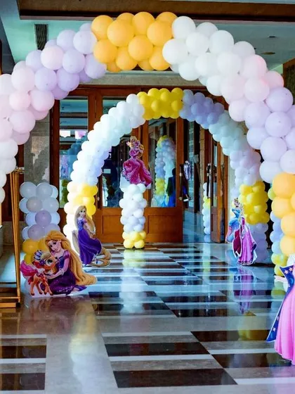 I believe the magic should start right at the entrance. For this princess-themed party, I created a long tunnel of balloon arches with characters like Cinderella and Rapunzel guiding the guests inside. It makes everyone, kids and adults, feel like they are entering a different world.