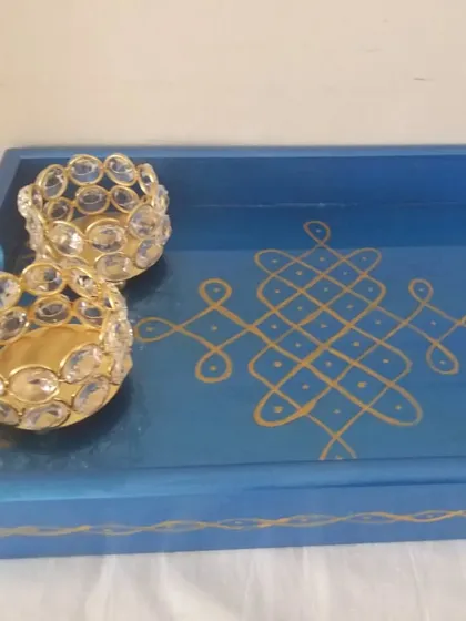 A simple yet elegant gift combination. A hand-painted blue Kolam tray paired with two crystal T-light holders. The traditional art and modern decor accessory complement each other beautifully.