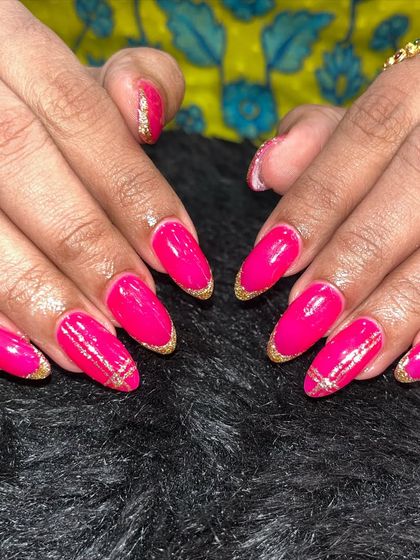 A bright and cheerful set in pink and gold. I used a vibrant magenta polish and added a touch of glam with gold glitter on the tips and as a subtle accent line.