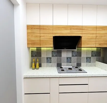 A 3D proposal for a simple and budget-friendly modular kitchen. The design combines wood-finish upper cabinets with plain white lower cabinets for a clean and timeless look.