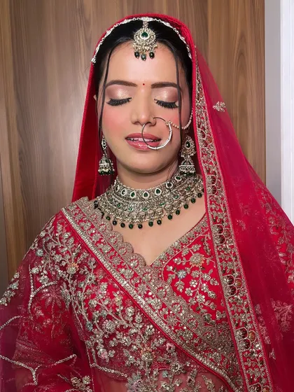 Another angle of this timeless bridal look. The focus is on flawless skin and elegant details, ensuring the bride feels confident and beautiful on her wedding day.