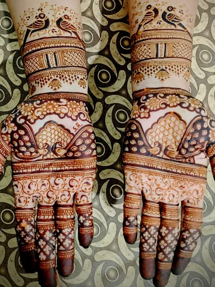A traditional design perfect for the festival of Teej. It features beautiful peacocks on the palms and matching lovebirds on the wrists, all done in a classic Rajasthani style.