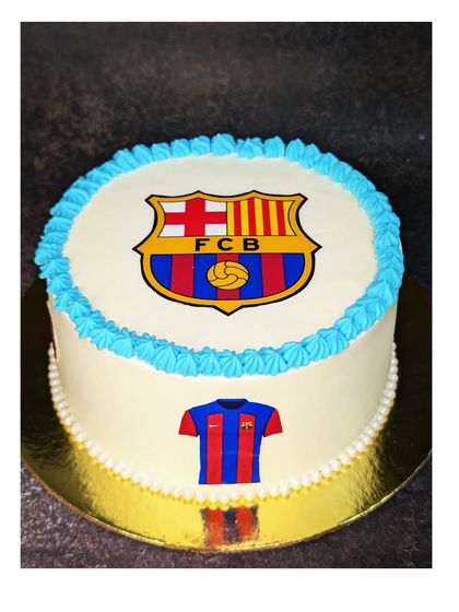 A simple and clean FC Barcelona cake. This fresh pineapple cake is perfect for a fan who appreciates a minimalist design.