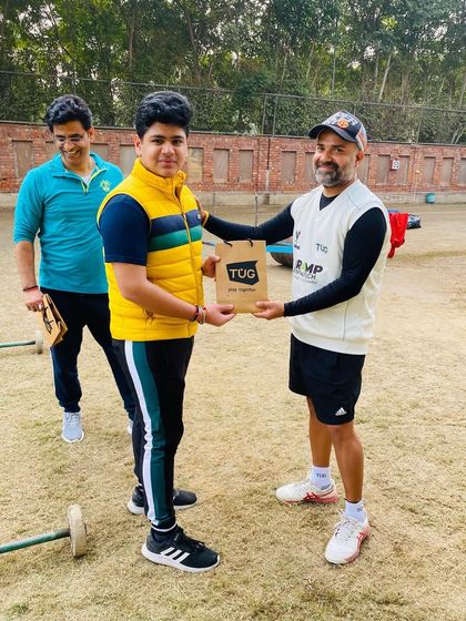 Recognizing another key player from the winning team during the prize distribution.