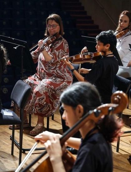 Our students performing side-by-side with professional musicians from the Belgrade Philharmonic Orchestra. This collaborative rehearsal environment bridges the gap between student and professional, offering a real-world orchestral experience.