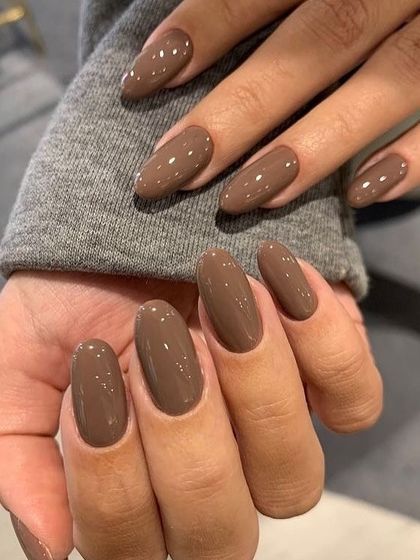 Another look at this popular rich brown shade. The glossy finish gives the color depth and makes it look incredibly chic and polished.