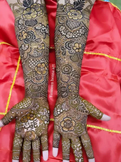 This bridal design features bold, shaded roses and intricate jaal work on the fingers. I also personalized it by hiding the groom's name, Thaqib, in the palm.