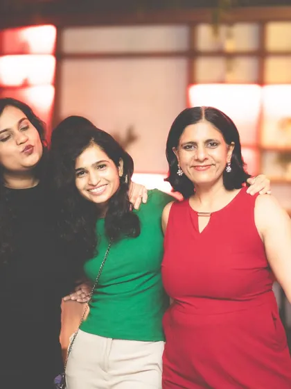 The ladies of the night enjoying the music at Mitron Thane. It's great to see everyone having a fabulous time.