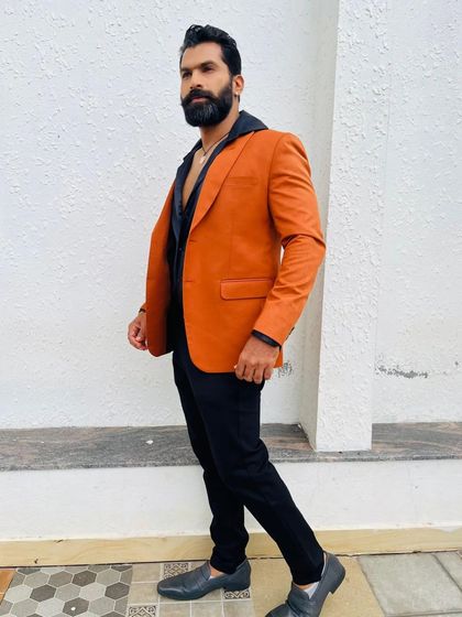 The side profile shows the clean cut and perfect tailoring of the blazer. I pay a lot of attention to the fit and finish of my menswear.