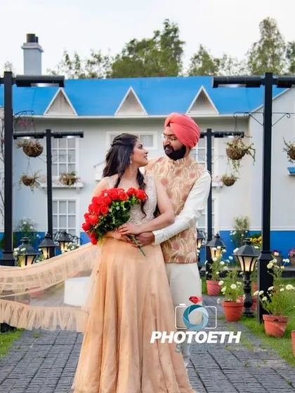 For a grand and timeless pre-wedding photo, we can use stunning architectural backdrops like this one. The flowing veil and the classic pose create a fairytale-like image that feels both elegant and romantic.