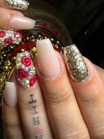 A truly extravagant party set. These nails feature full-coverage gold glitter and accent nails with 3D roses and pearls.