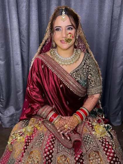 A full view of this bride's modern yet traditional look, balancing her stunning Himachali jewelry with soft, natural makeup.