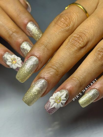 For the bride who loves sparkle. This set features a dual-tone gold and silver glitter base, accented with beautifully sculpted 3D flowers for a touch of floral elegance.