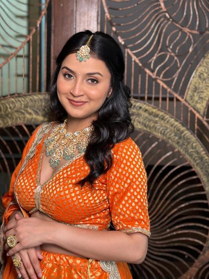 Her smile is radiant! The dewy makeup catches the light perfectly, making her look like she's glowing from within.