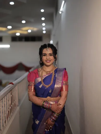 A full view of Chinmayi's varpooje attire. The elegant hairstyle and glowing makeup create a perfect balance for this important pre-wedding ceremony.
