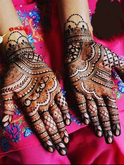 A classic Arabic-style design with intricate details and flowing patterns that gracefully adorn both hands.