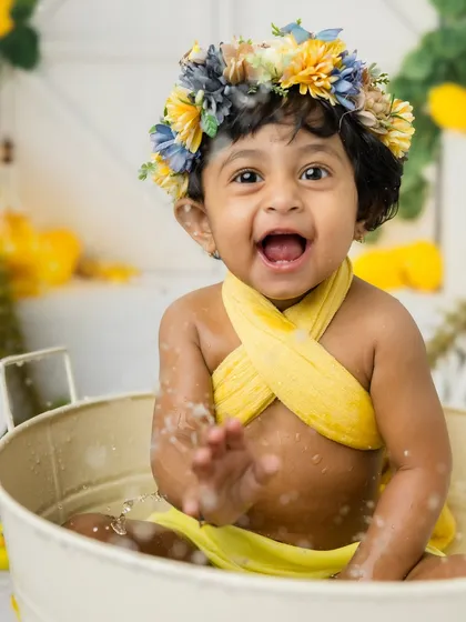 Reaching out for a splash! I love how interactive and fun these post-cake-smash clean-up sessions are for the little ones.