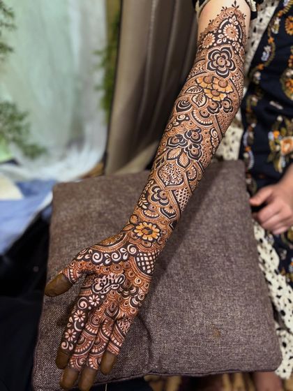 The full view of this floral mehendi design. The pattern is dense and rich, perfect for a bride who loves a statement look.