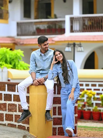 A relaxed and happy couple portrait taken outdoors, with the architecture adding a charming backdrop to their pre-wedding photos.