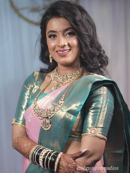 Unique caption for media id 138 describing the specific jewellery and look.