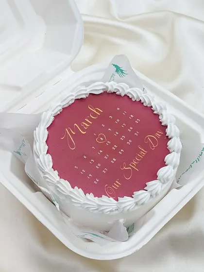 A close-up of our calendar-themed bento cake, a unique way to commemorate "Our Special Day" for an anniversary or Valentine's.