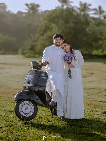 A classic portrait with him on the scooter and her standing beside him, bouquet in hand. This is a perfect summary of their themed shoot.