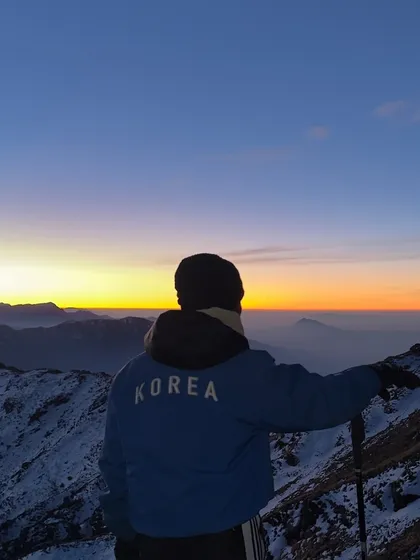 An out-of-this-world sunrise from the Kedarkantha summit. Watching the sky light up over the snow-covered peaks is a spiritual experience.