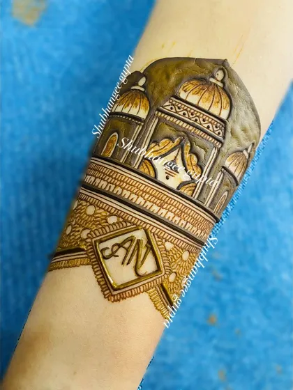 This arm band features a royal palace design with the couple's initials 'AN' placed prominently below it. It’s a great way to combine architectural elements with personal touches.