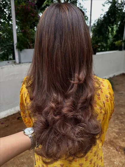 This custom color is what I call 'Iced Mocha Frappuccino'. It’s a cool, ashy brown with very fine, subtle highlights that give it a modern and chic vibe. Perfect for someone who wants a change without being too loud.