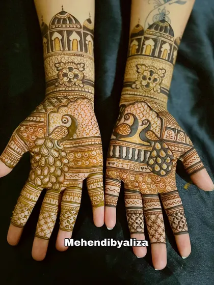 A Teej special design with peacocks and palace motifs. The intricate details and traditional elements make it perfect for the festival.