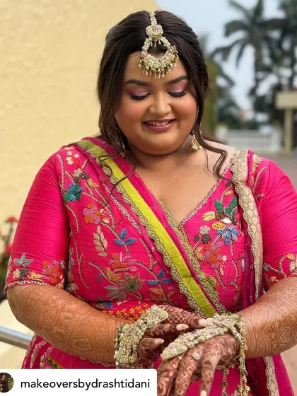 A close-up of her Mehendi makeup. I used rosy tones on her eyes and cheeks to match her outfit and gave her a radiant finish that looks beautiful in the daylight.