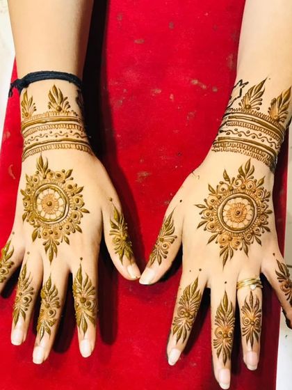 Elegant Guest & Party Mehndi photo 4