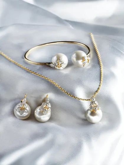 Precision is quiet and intentional. In our Garden of Pearls collection, every curve is shaped to follow the natural fall of the body. We place pearls where they feel most natural and add diamonds only where they elevate the form.