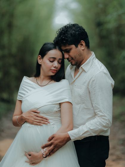 A tender forehead-to-forehead pose. This photo captures the quiet love and anticipation of parenthood, with the white gown symbolizing new beginnings.