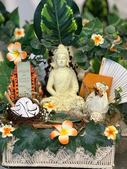 For a client who wanted a serene and spiritual theme, I created this beautiful hamper featuring a Buddha statue, surrounded by lush greenery and tropical flowers.