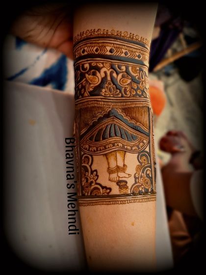 A glimpse of a figurative bridal design, showing the grace of a dancer's feet. We can incorporate any element that tells your story.