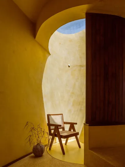 A quiet corner where architecture creates its own light. The oculus allows a perfect circle of sunlight to travel through the space, marking the passage of time.