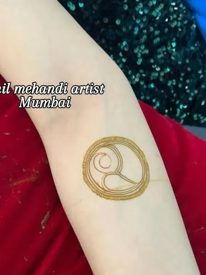 A minimalist design for a subtle yet stylish look. This simple circular motif on the arm is perfect for those who want just a touch of henna art.