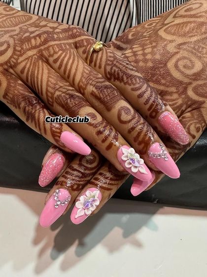 For this bridal set, I used a bright pink base and added detailed 3D flowers with rhinestone centers. The design is both feminine and festive, perfect for a wedding celebration.