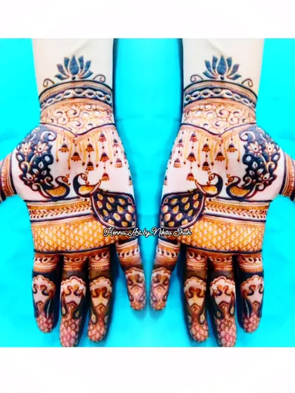 Another one for the peacock lovers! This design features bold peacocks with beautiful, flowing tails that cover the palm.