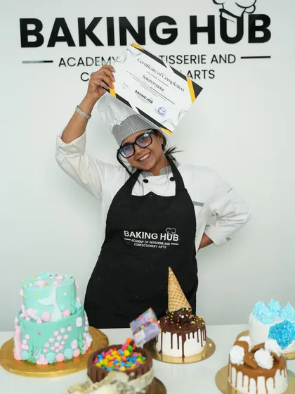 The best moment of the week. A proud student holding her certificate of completion, surrounded by the incredible cakes she made herself. This is the goal of our masterclass: to turn your passion into a certified skill you can build a business on.
