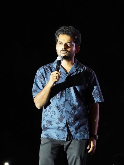 A classic portrait of comedian Naveen Richard on stage at Samaarambh, IIM Visakhapatnam.