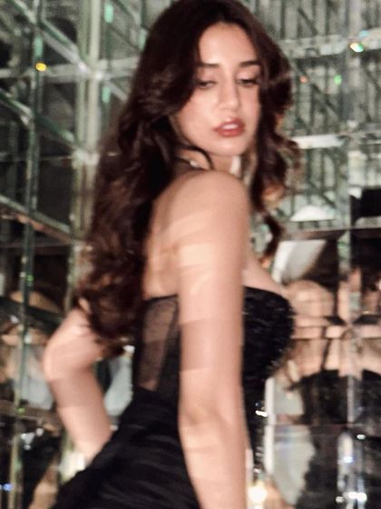 A soft-focus shot that captures the glamour of the evening. The makeup is blended to perfection, creating a look that is both striking and sophisticated.