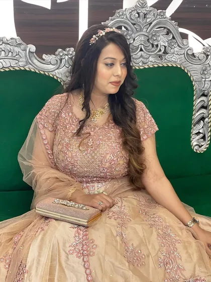 A princess-style look with long, flowing waves and a delicate headband.