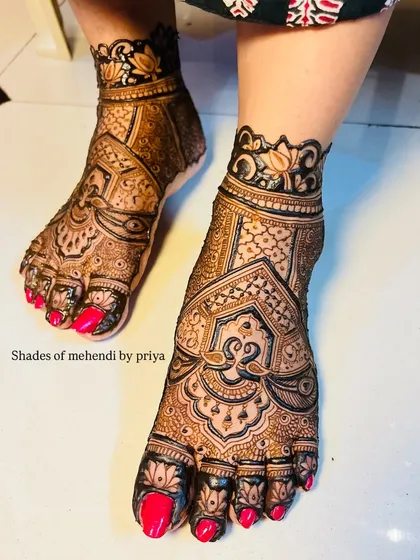 A rich and dark stained foot mehendi. The design features bold lines and floral patterns that look stunning against the skin.