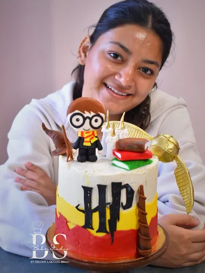 A happy student from my baking masterclass, proudly displaying the magical Harry Potter-themed buttercream cake she created.