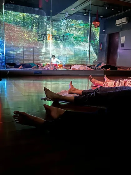 This is your time to just be. Participants lie back on their mats and let the sound vibrations do the work. The goal is total relaxation, allowing your body and mind to reset from the noise of daily life.