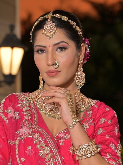 A complete bridal look featuring a heavy, gold-plated Kundan necklace, haath phool, and maang tikka, all available for rent.
